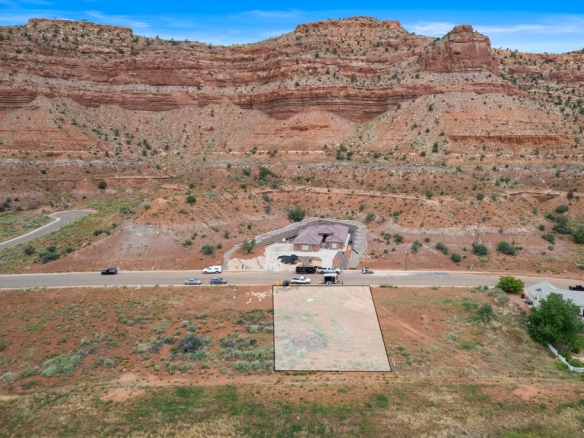 1 of 11 - 800 E Country Club Dr 19, Kanab, UT